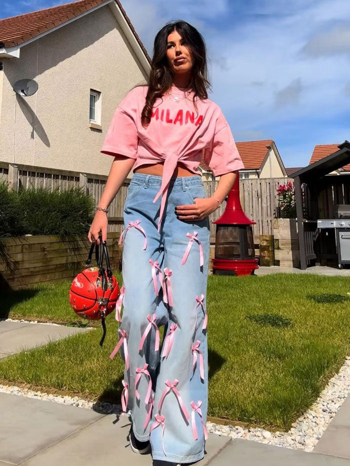 Street-style photo of a fashionable woman in a casual jeans look.