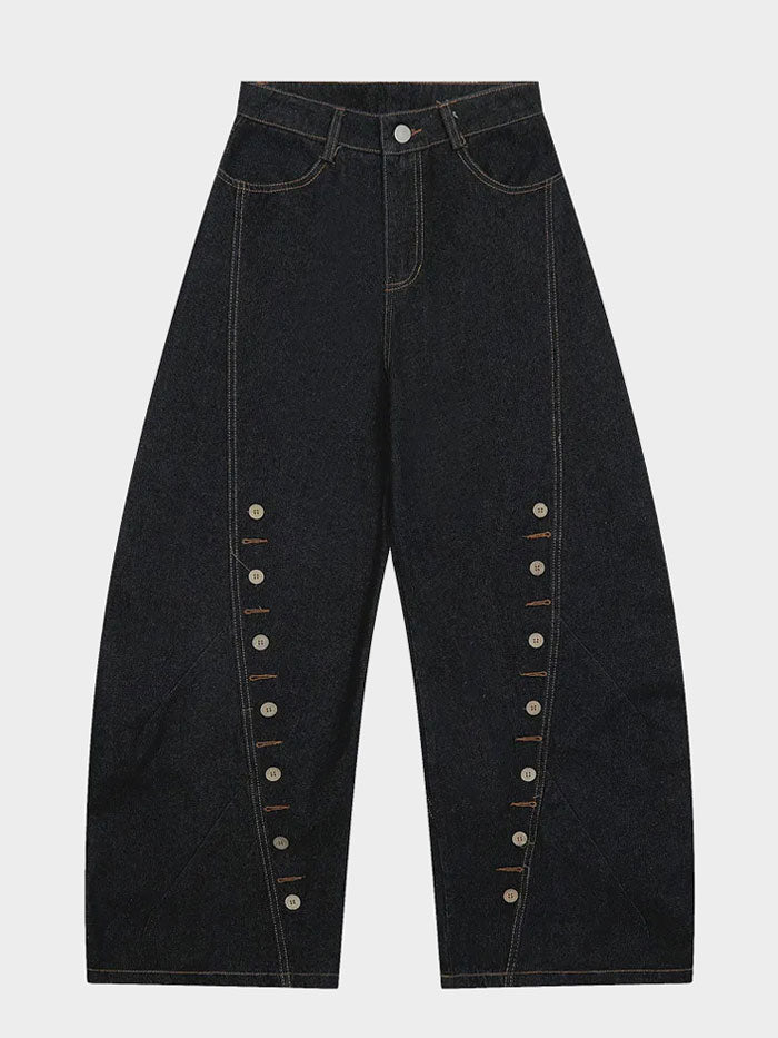 High-rise balloon-leg jeans in dark blue denim, styled in a streetwear outfit.