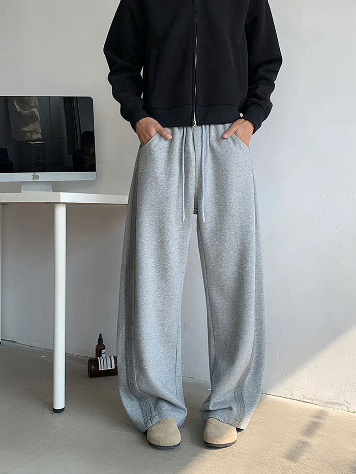  Light grey wide-leg sweatpants for men, paired with a black hoodie.