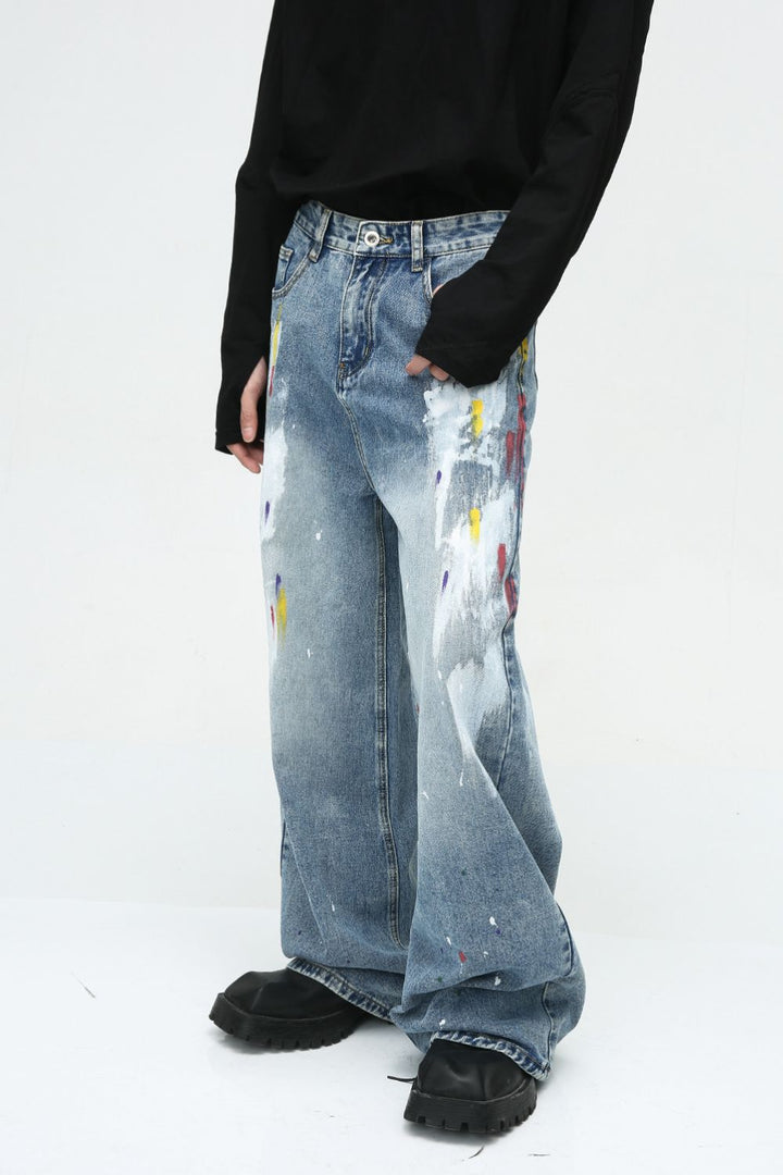 Artistic jeans with relaxed fit and scattered paint strokes
